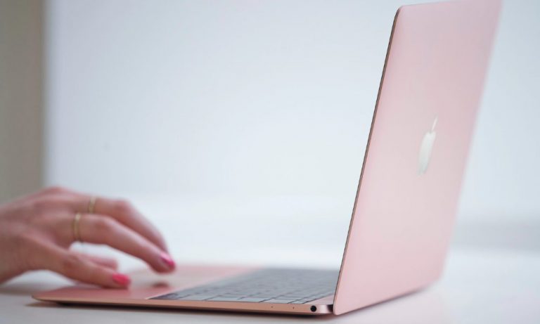 All About Apple Pink Laptop And Pink Screen of Death!